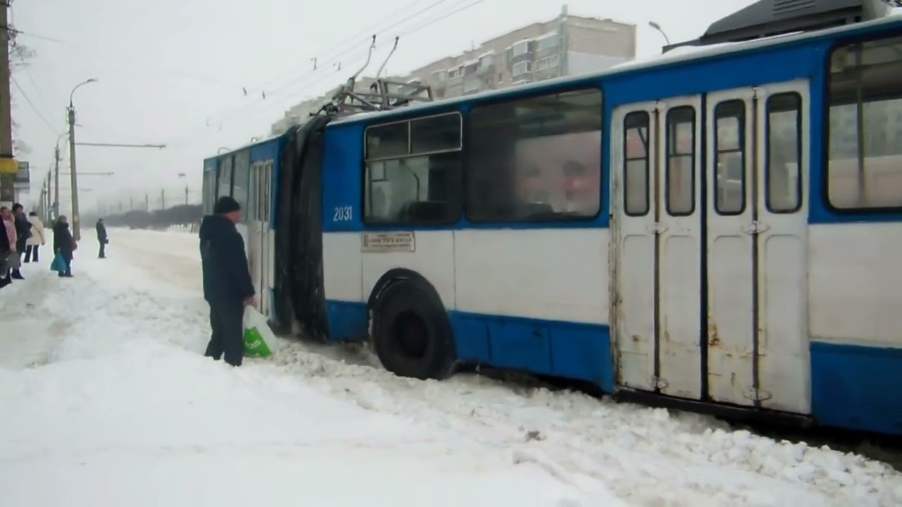 ZiU-6205 No. 2031 Cherkassy, ​​the trolleybus is slipping, stuck in the snow, turned around all