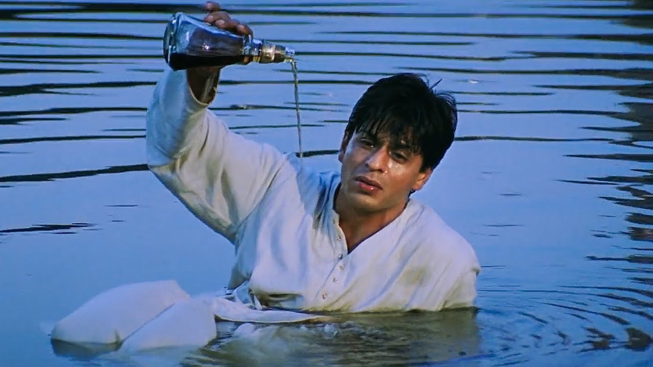 شاب غني بيحب الخادمه بتاعتهم لكن اهله منعوه يتجوزها لانها فقيره فقرر يدمر نفسه لانه ضيعها من ايده !