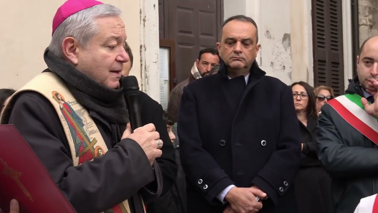 Vescovo della diocesi di Frosinone Mons. Santo Marcianò benedice il pulmino del gruppo Peter Pan