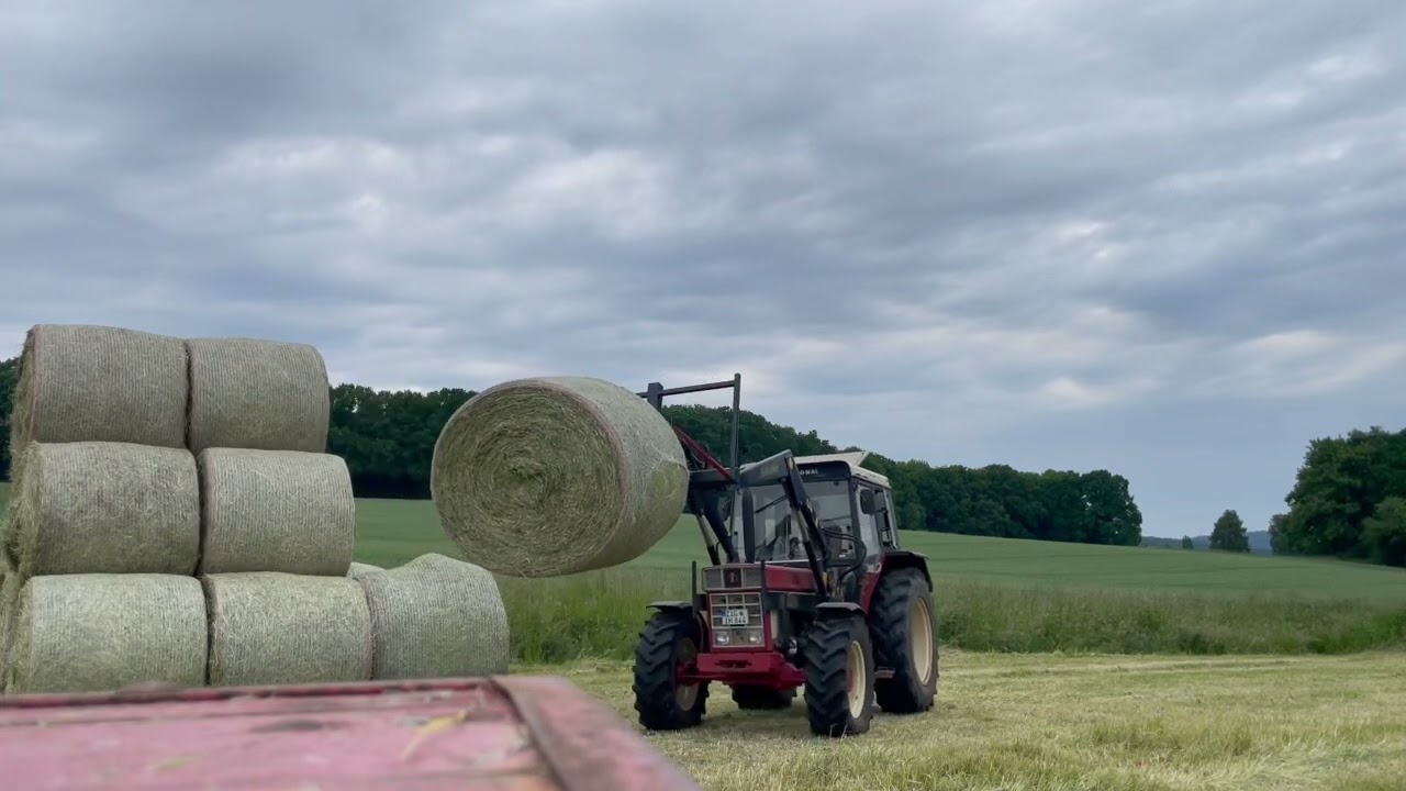 IHC 844 Heuernte, Ballen stapeln, Frontlader