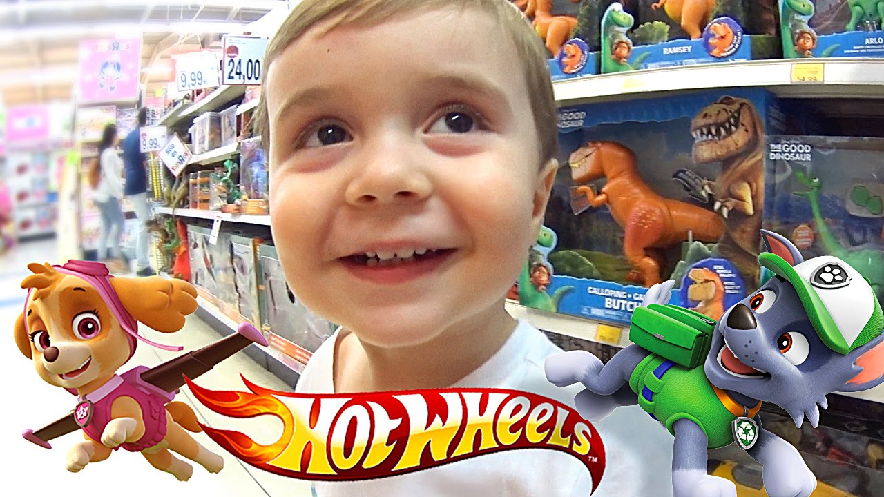 Brinquedos da Patrulha Canina e Hot Wheels na Loja de Brinquedos Toys R Us
