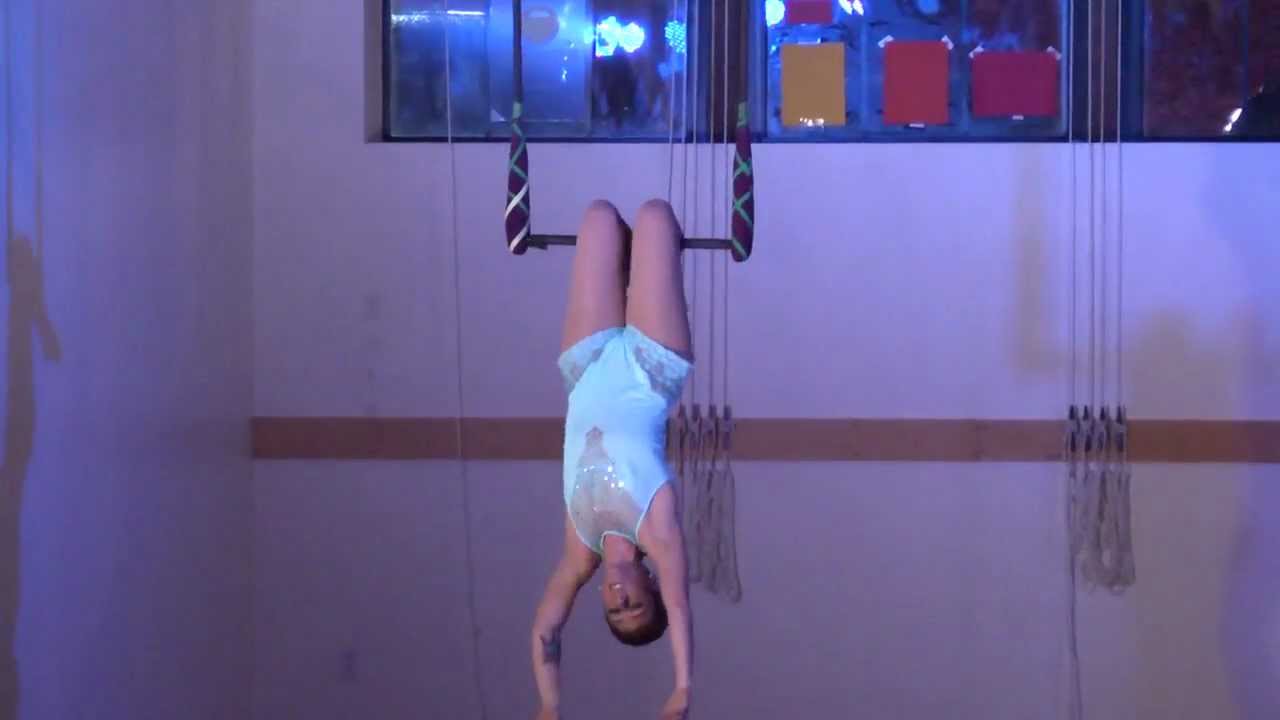 Mo's Trapeze Performance to Bang Bang