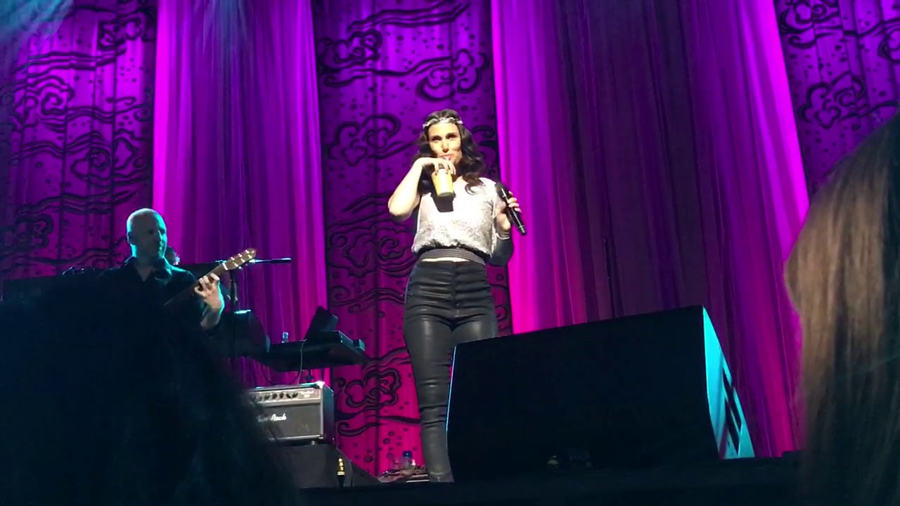 Idina Menzel - Funny interaction with man who DOESN'T want a selfie (9/2/17)