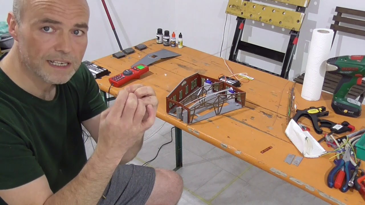 Modelleisenbahn Spur TT/1:120 - Auhagen Ringlokschuppen mit Servos digitalisieren/altern - Teil 1