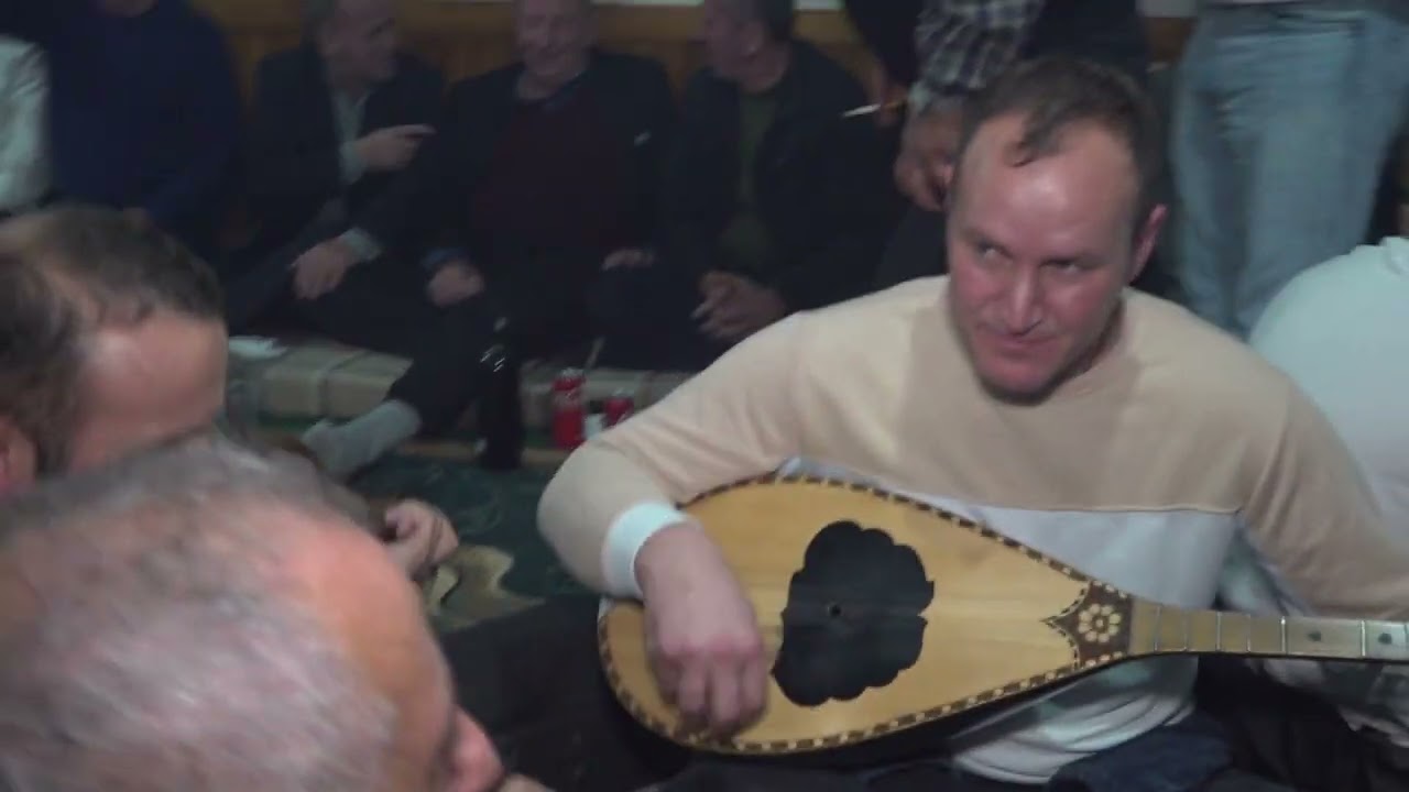 VËLLEZRIT PLAKIQI MOS E PREK USHTARIN TIM DHE KENG PER ENVER HOXHEN