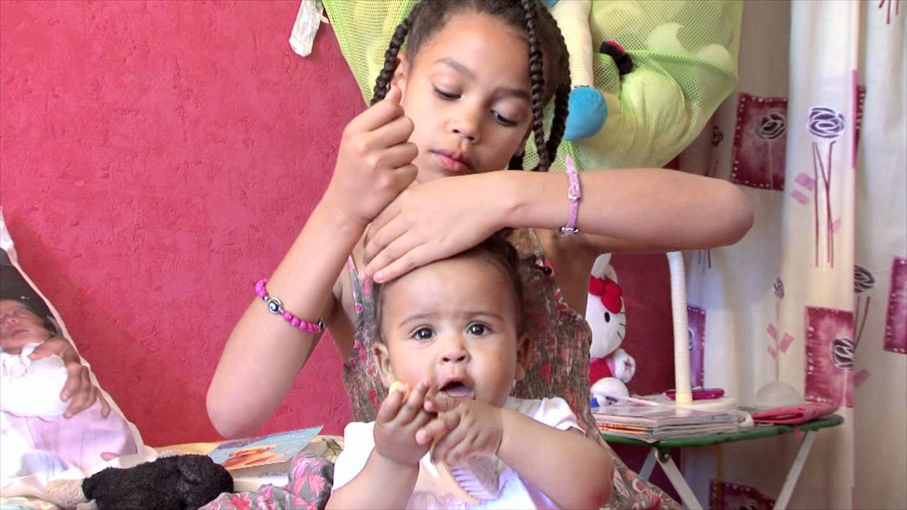 Les interactions avec la grande soeur -- Episode 10 -- Pampers Baby Boom
