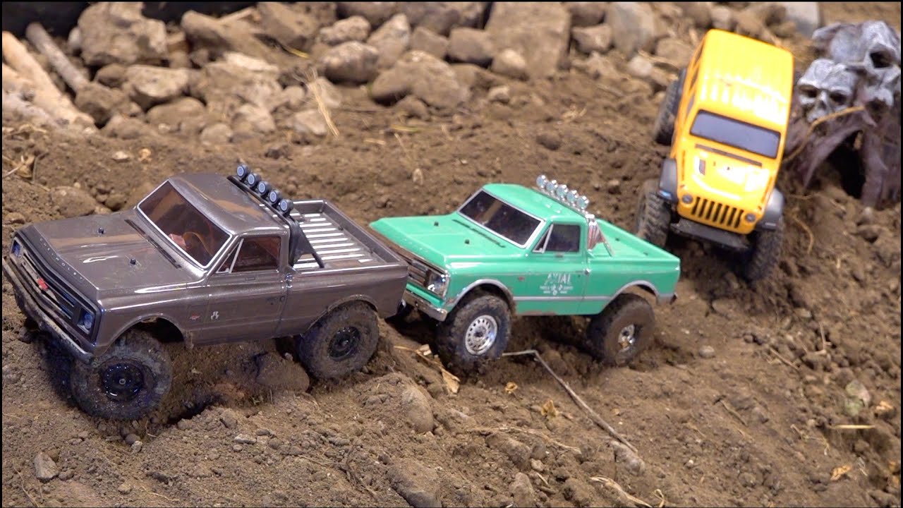 Соревнования мини-грузовиков по грунтовой трассе 4x4 в крытом парке (часть 1)