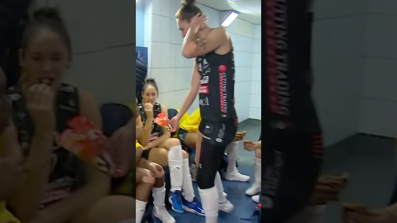 Marina Lubian ma&ccedil; &ouml;ncesi takım arkadaşlarına Haribo dağıtıyor 🍬  #volleyball #shorts