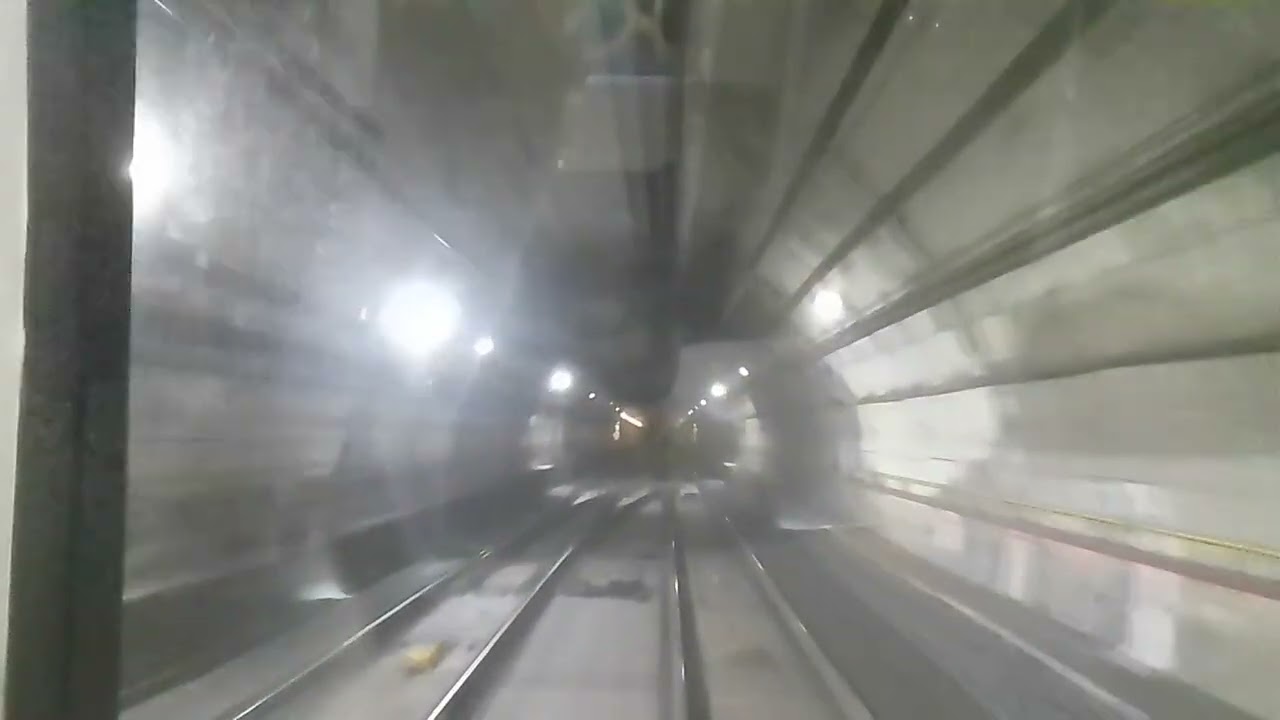Gravei como se tivesse na cabine do trem linha amarela do metro