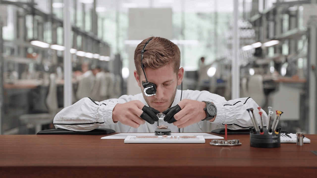 IWC Watchmaker assembles the Ingenieur Automatic 35 in 18-carat 5N gold (IW324903)