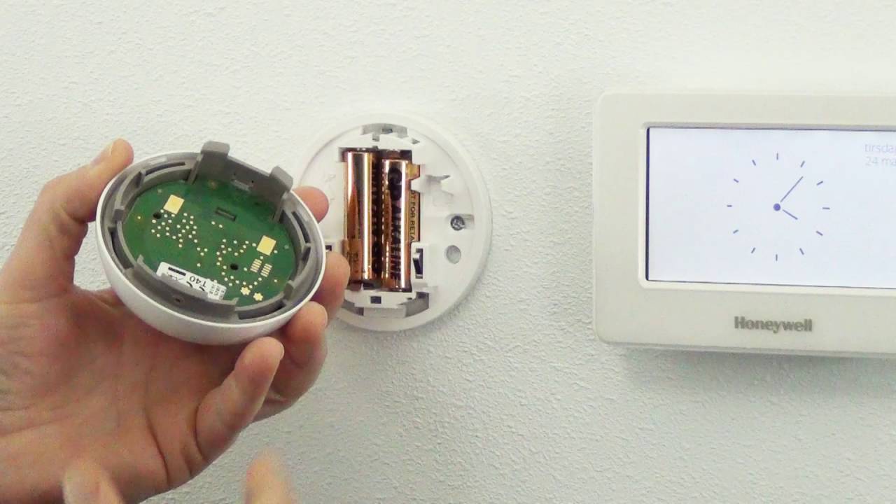 Bytte batterier på den Runde termostaten T87RF