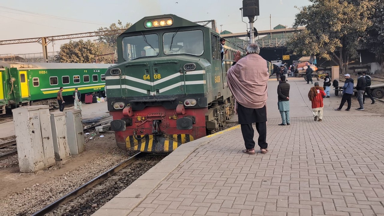 Queen of Four Provinces Jaffar express 39up leaving Lahore railway junction lead by ZCU 20 #lahore