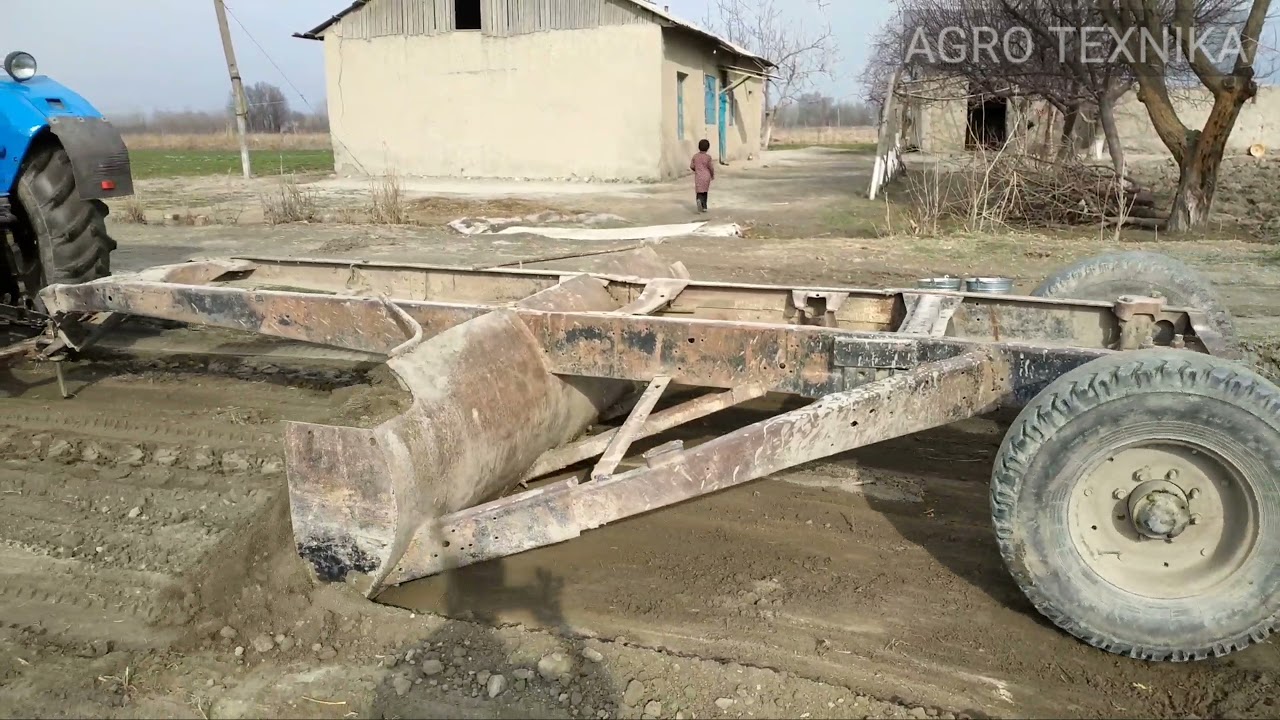 На тракторе используется грейдер