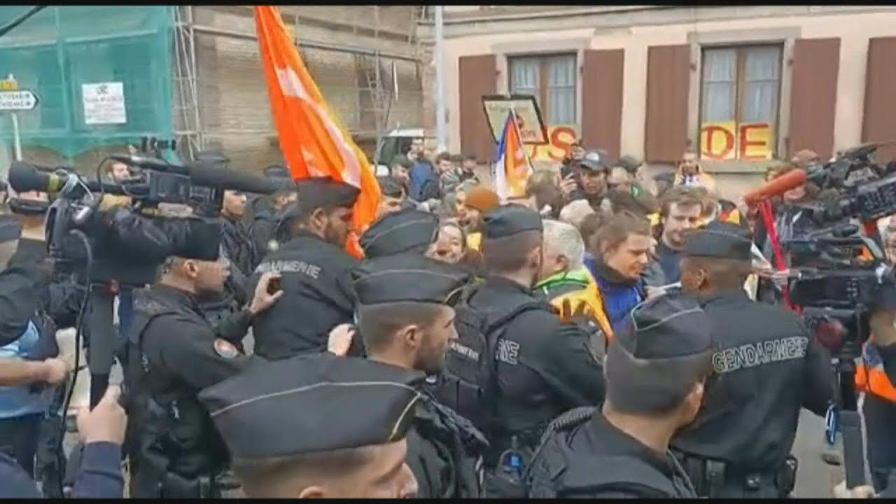 Macron en Alsace: les gendarmes repoussent les manifestants avant sa visite | AFP Images