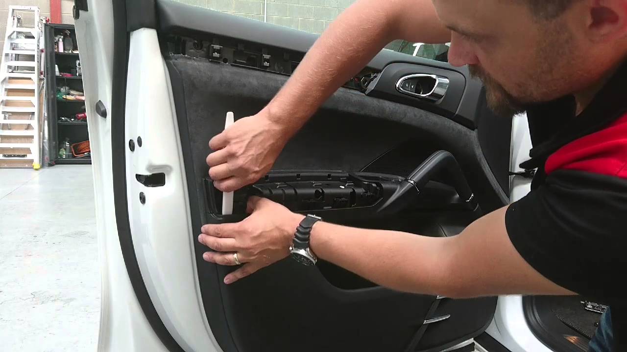Снятие обшивки двери Porsche Cayenne 2015 года