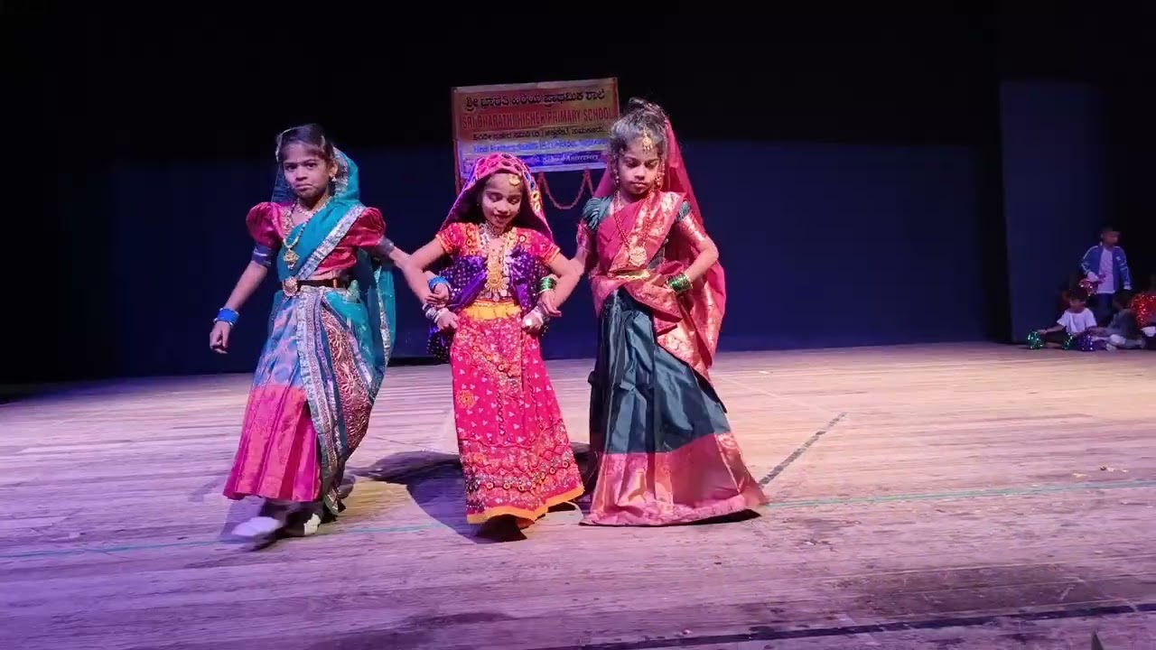 Dhimi Dhimi Nach dance performance by cute little girls.Shri Bharathi HPS, TUMKUR.