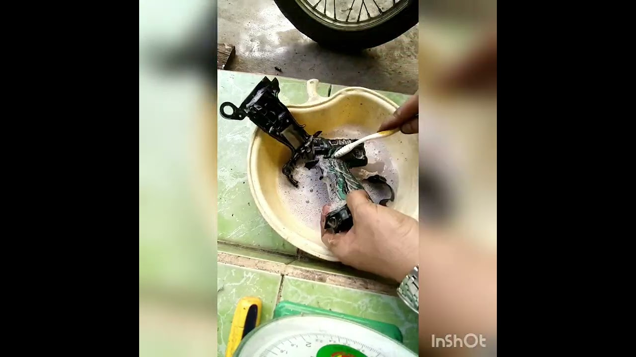 vệ sinh vô dầu mỡ và làm đẹp cho máy bắn vít Hitachi WH 12 DMR .