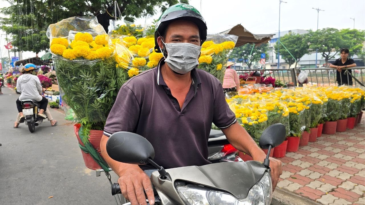 Người Sài Gòn chở Tết về nhà, kỳ hoa dị thảo khắp nơi hội tụ, mồng gà hút khách