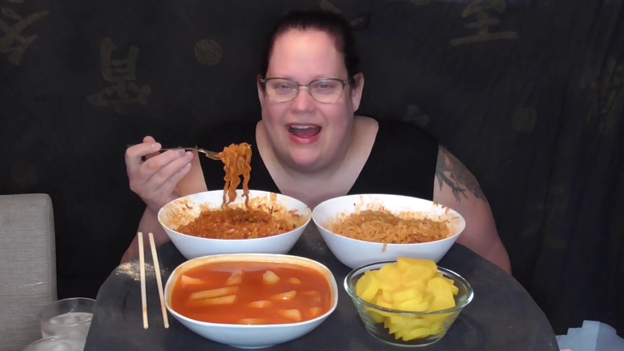 Mukbang - Starka nudlar, riskakor och koreanska r&auml;disa.