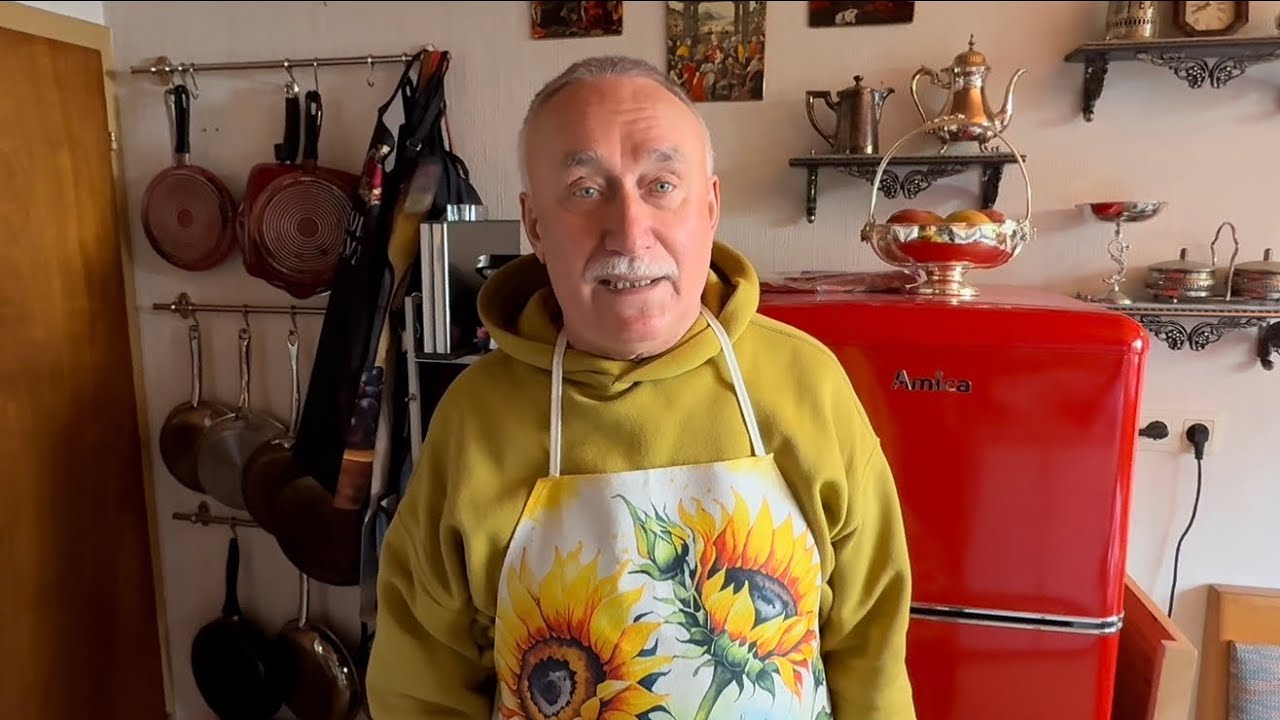 МАСЛЕНИЦА.БЛИНЫ ДРОЖЖЕВЫЕ , НАПОМИНАЮТ ОЧЕНЬ ПО ВКУСУ ЛЕНИВУЮ ПИЦЦУ. ОЧЕНЬ АППЕТИТНО ПОЛУЧИЛОСЬ . 