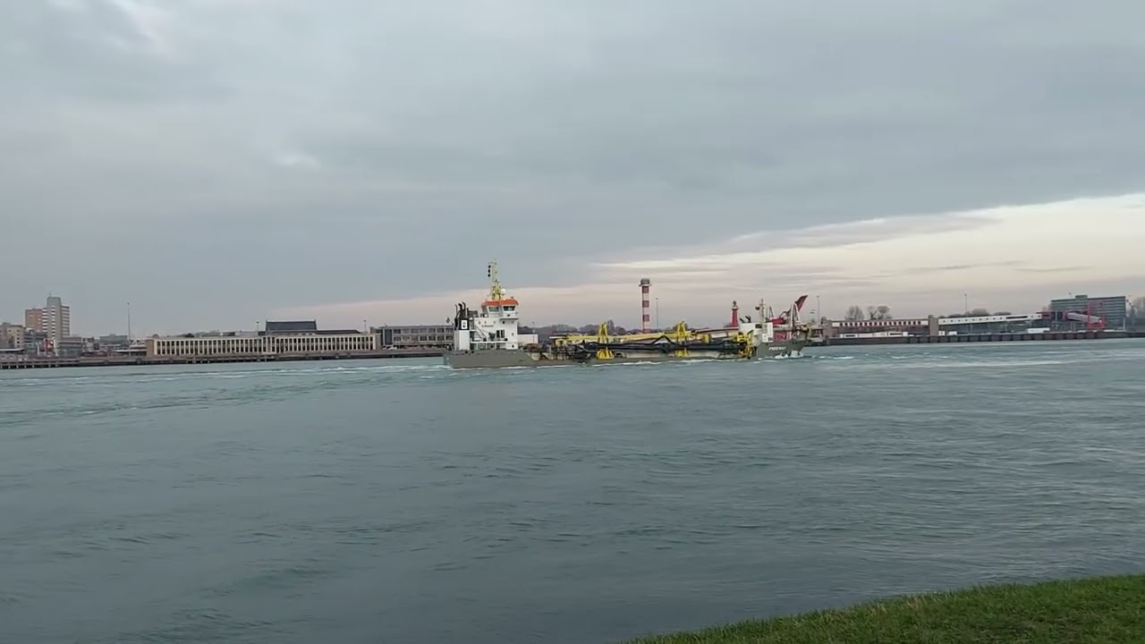 Hopper Dredger FREEWAY en  duw/sleepboten SALUTE en NOVA met sleep op de Nieuwe Waterweg 21-12-2025