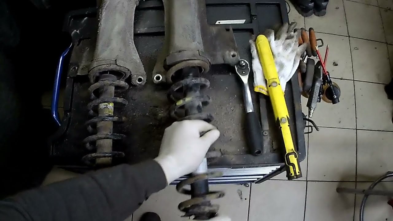 Audi 80 B4 - замена задних пружин и амортизатора