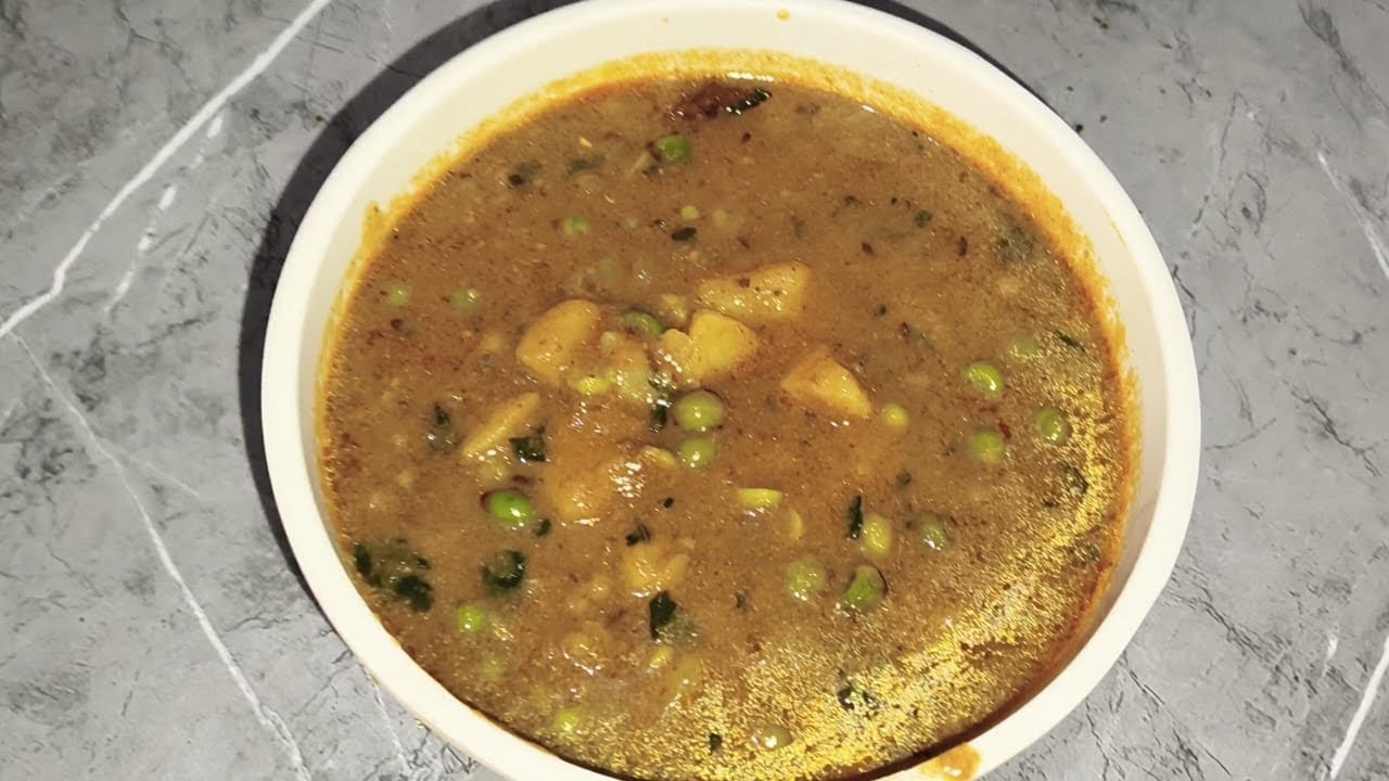 अगर ऐसे बनाएंगे आलू मटर की सब्ज़ी तो खाते ही रह जाएंगे | Matar Aloo Curry Recipe |