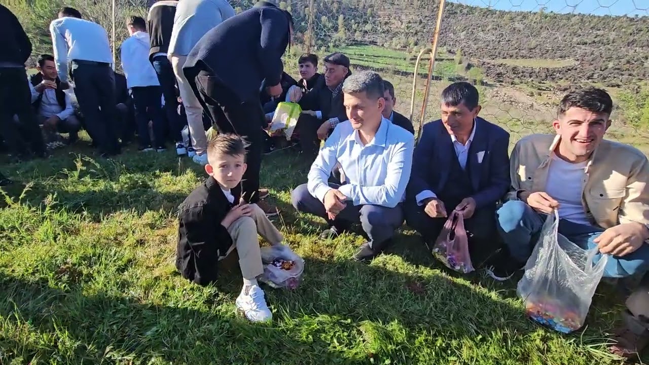 DEMİRCİ'nin SAĞNIÇ KÖYÜNDE KÖY MEZARLIĞINDA ŞEKER DAĞITIMINDAN GÖRÜNTÜLER 10-04-2024