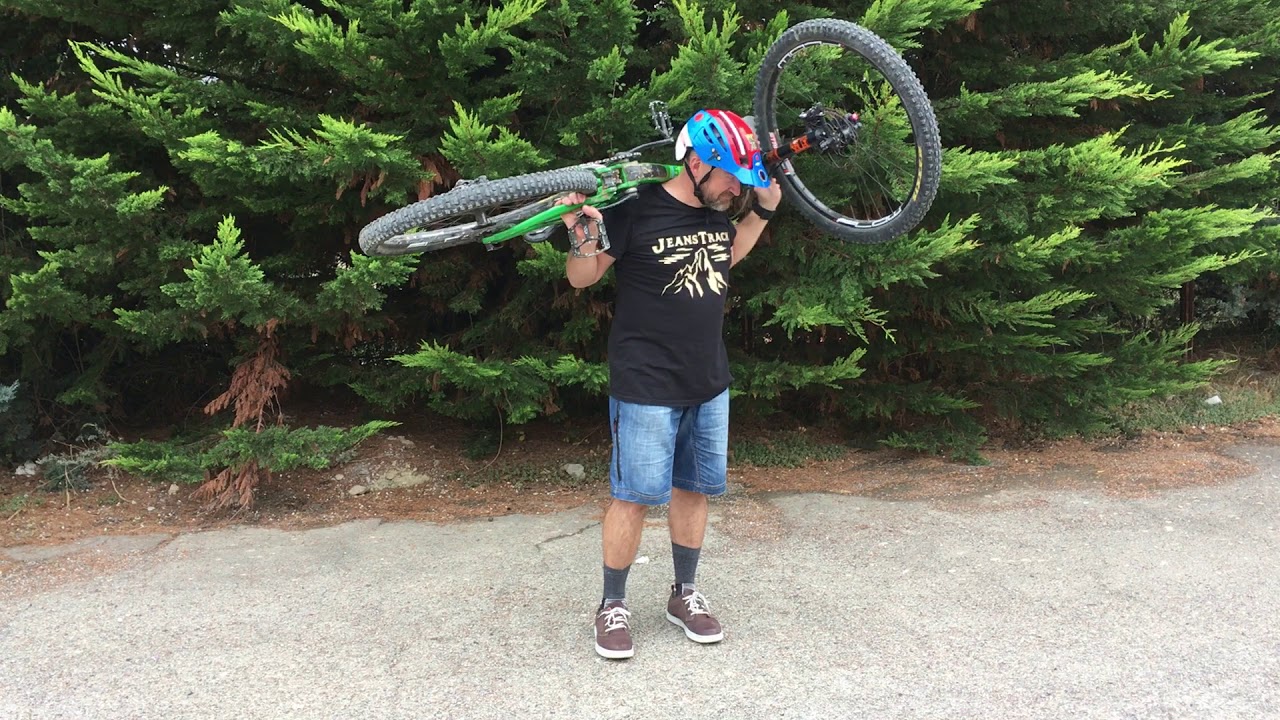 Técnica de carga de bici para porteo mtb a 2 hombros.