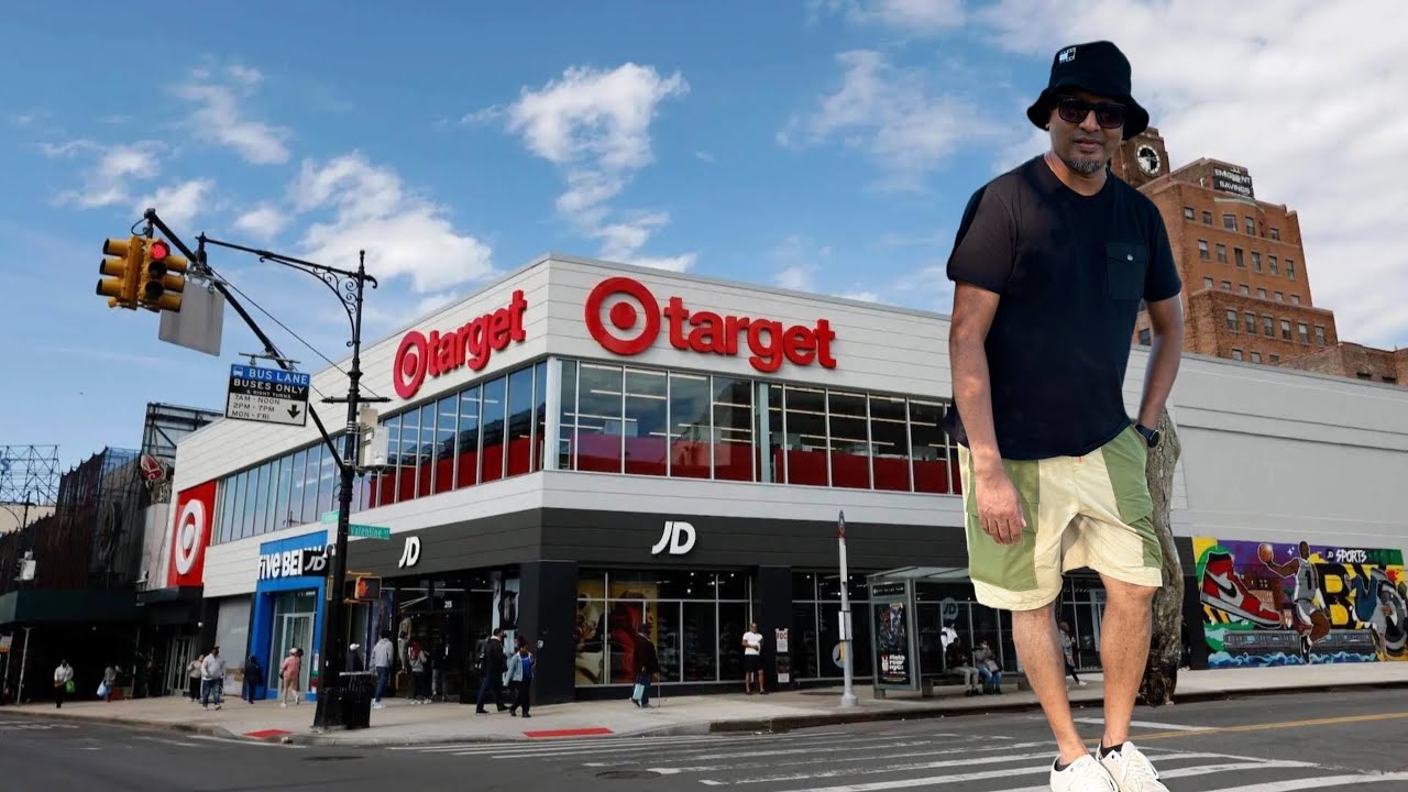 The Bronx's Largest Shopping District : Walking Fordham Road in September 2022