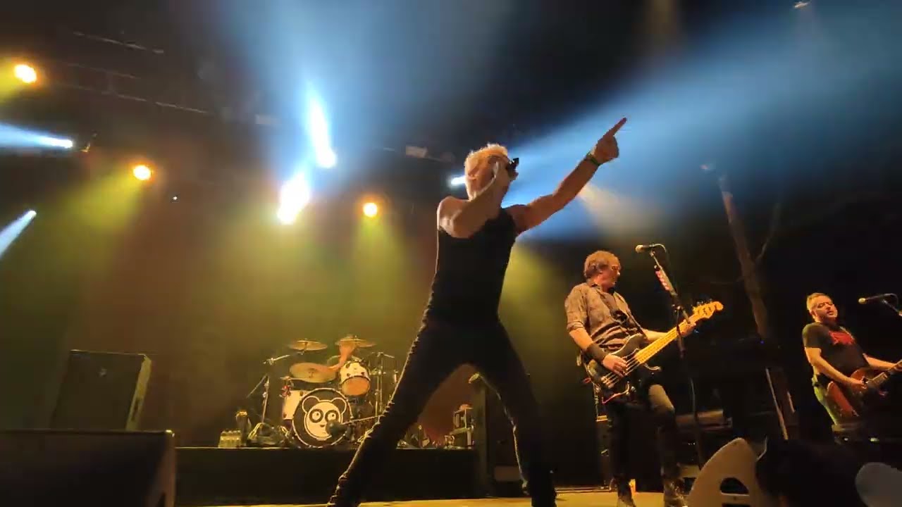 LEHENDAKARIS MUERTOS Inicio show / lejía conejo LIVE 2024 Barcelona Razzmatazz