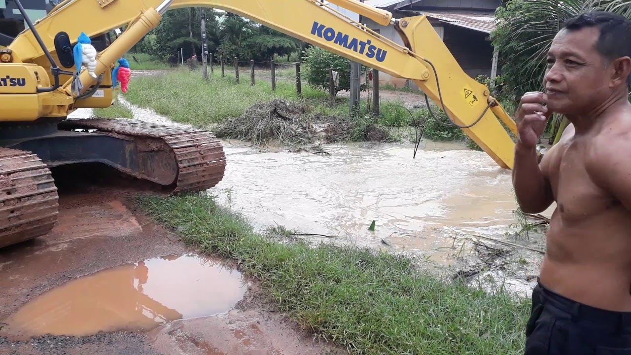 น้ำไหลไม่ทัน!!KOMATSU PC130!!ช่วยเปิดท่อระบายน้ำให้หมู่บ้าน#บุญรอด ดั้มTeam