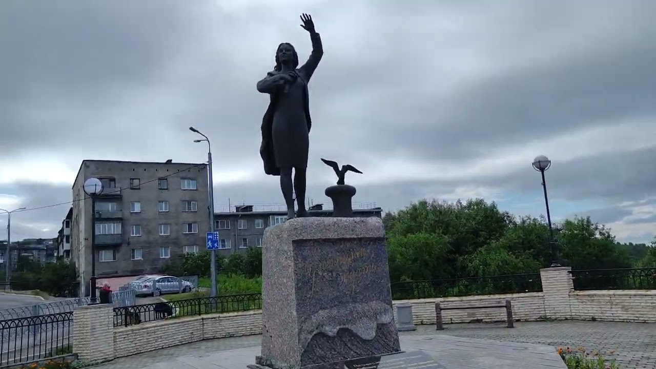 Мурманск, цветëт сирень...( Халатина 23 ).