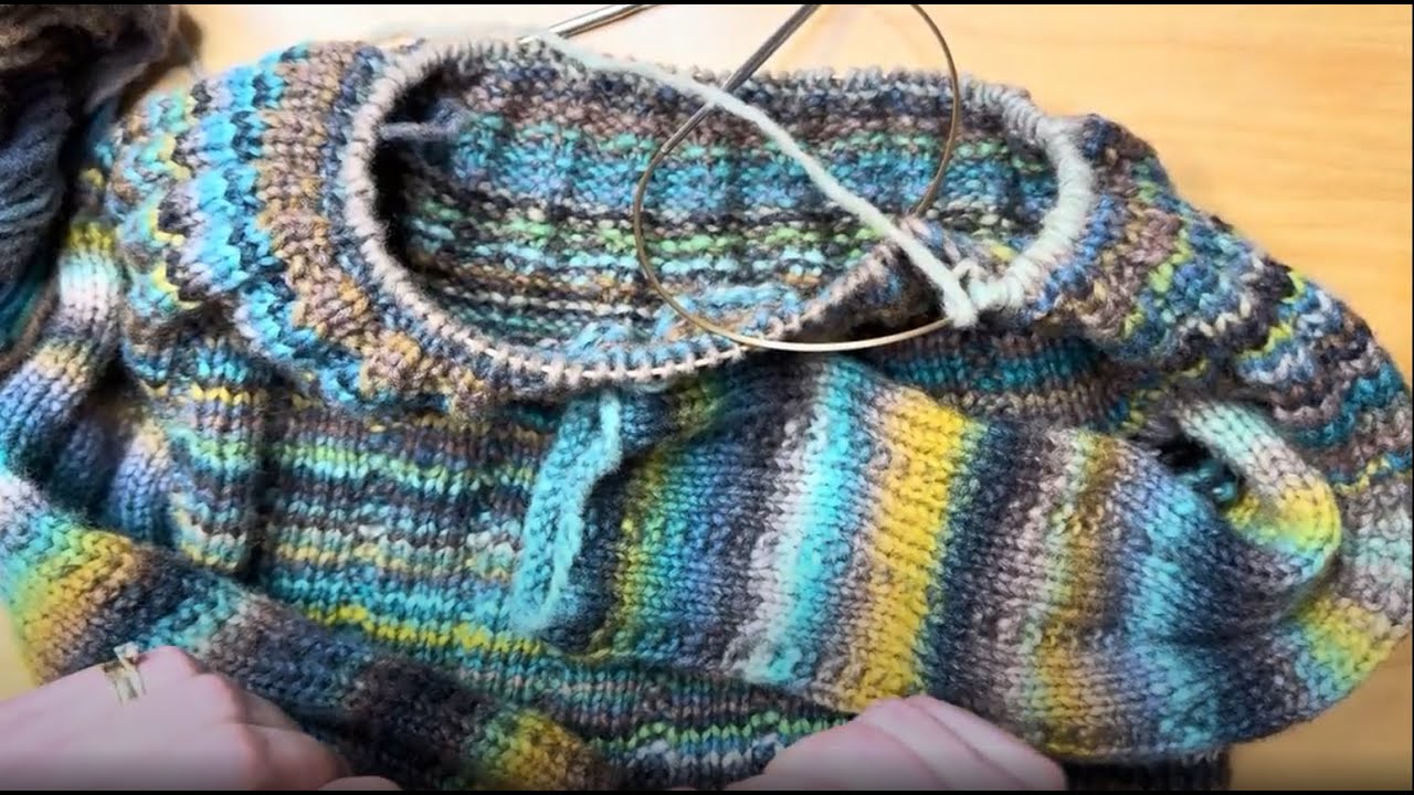 Zone out to five minutes of knitting in the round ⚘ ASMR