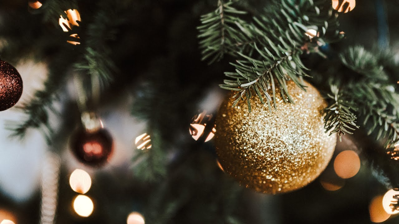 Beautiful Holiday Images Slideshow - Ornaments, Lights and Garland Edition