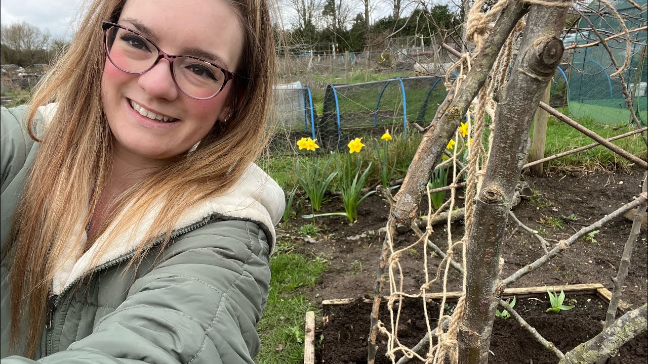 Making a natural trellis, yellow raspberries & looking for treasure in the box of doom! March 2026 