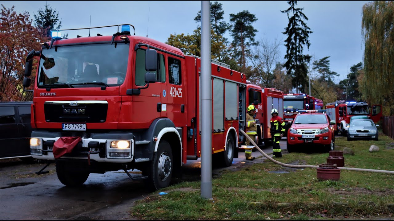 Groźny pożar mieszkania w Lubogórze - Na miejscu 8 zastępów Straży Pożarnej.