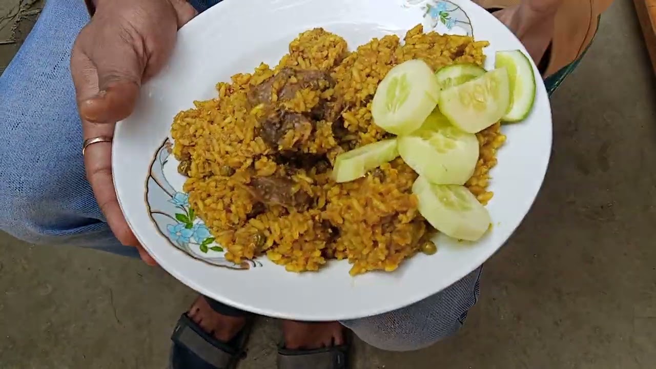 বাড়ৈখালী শ্রীনগরে সকালের নাস্তা। 
