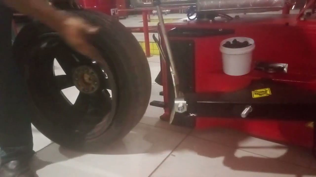 USANDO A MONTADORA DE PNEUS FORT-G 1300