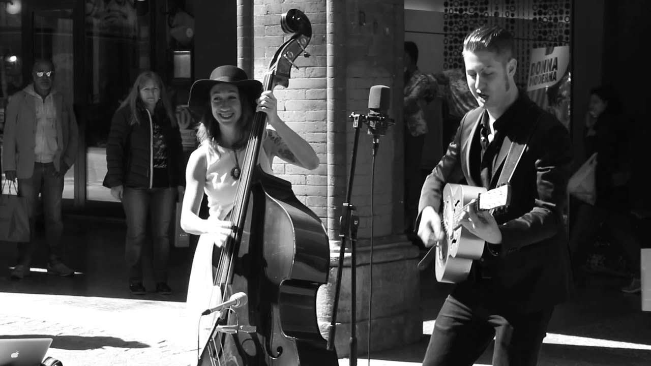 Big River - Johnny cash - Lovesick duo version - live in Via Indipendenza (BO)