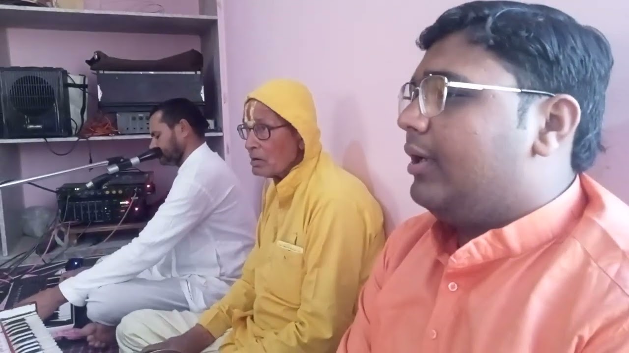 बड़ीपुरा सीकर संकीर्तन करते हुए 