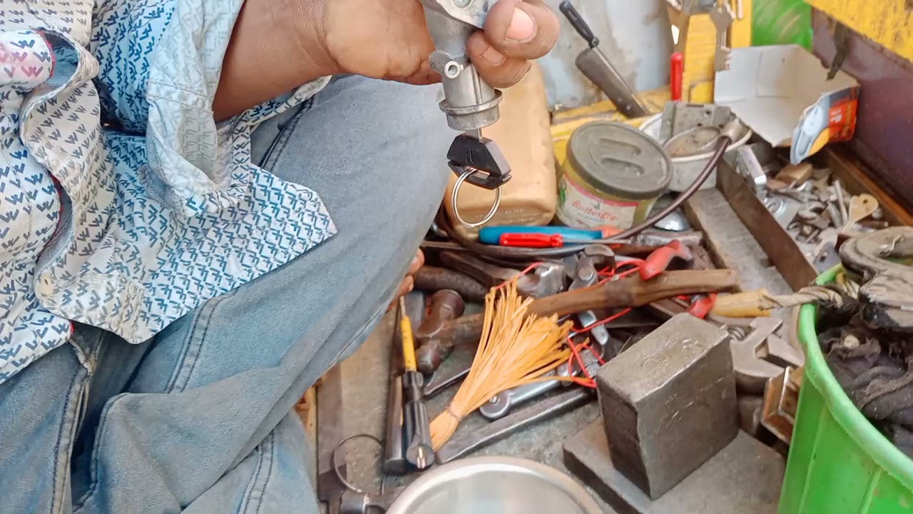 Hero Destini scooty lock set mein lakadi ka tinka dala lock ripening 🔑 Pradip key maker 9748518656