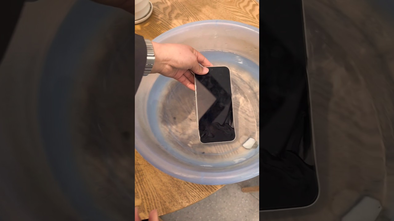 Тест на водостойкость Vivo S50. Его водонепроницаемость и дизайн просто великолепны.