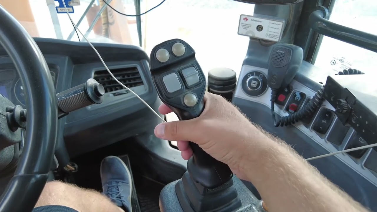 Обзор Hyundai HL970 Как только вы устраиваетесь на сиденье HL970, вы попадаете в другой мир.