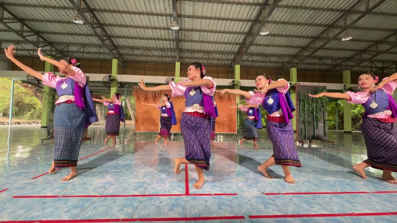 ม่วนหลายเล่นไม้โถกเถก
