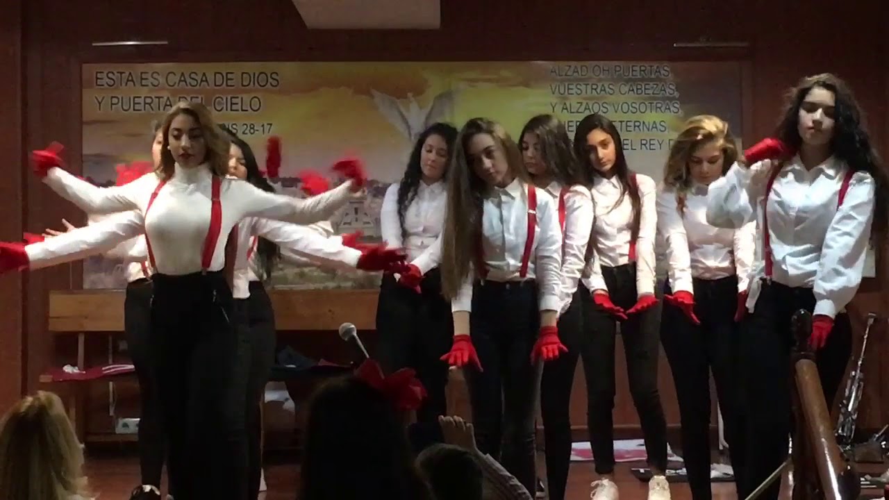 Las niñas De la Iglesia de Bilbao danzan para Dios 