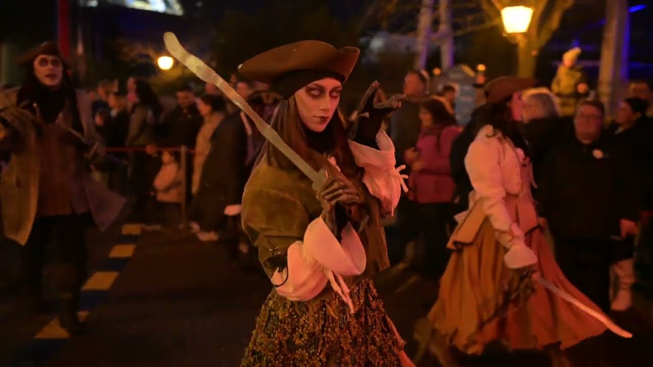 Europa-Park Halloween Parade 2025 bei Dunkelheit / 4K low-light