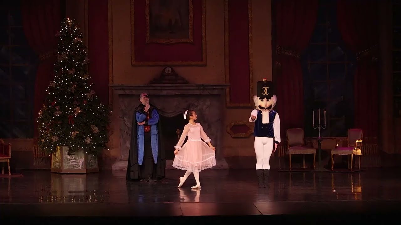 Penelope - Nutcracker Act 1: La Métamorphose du Salon