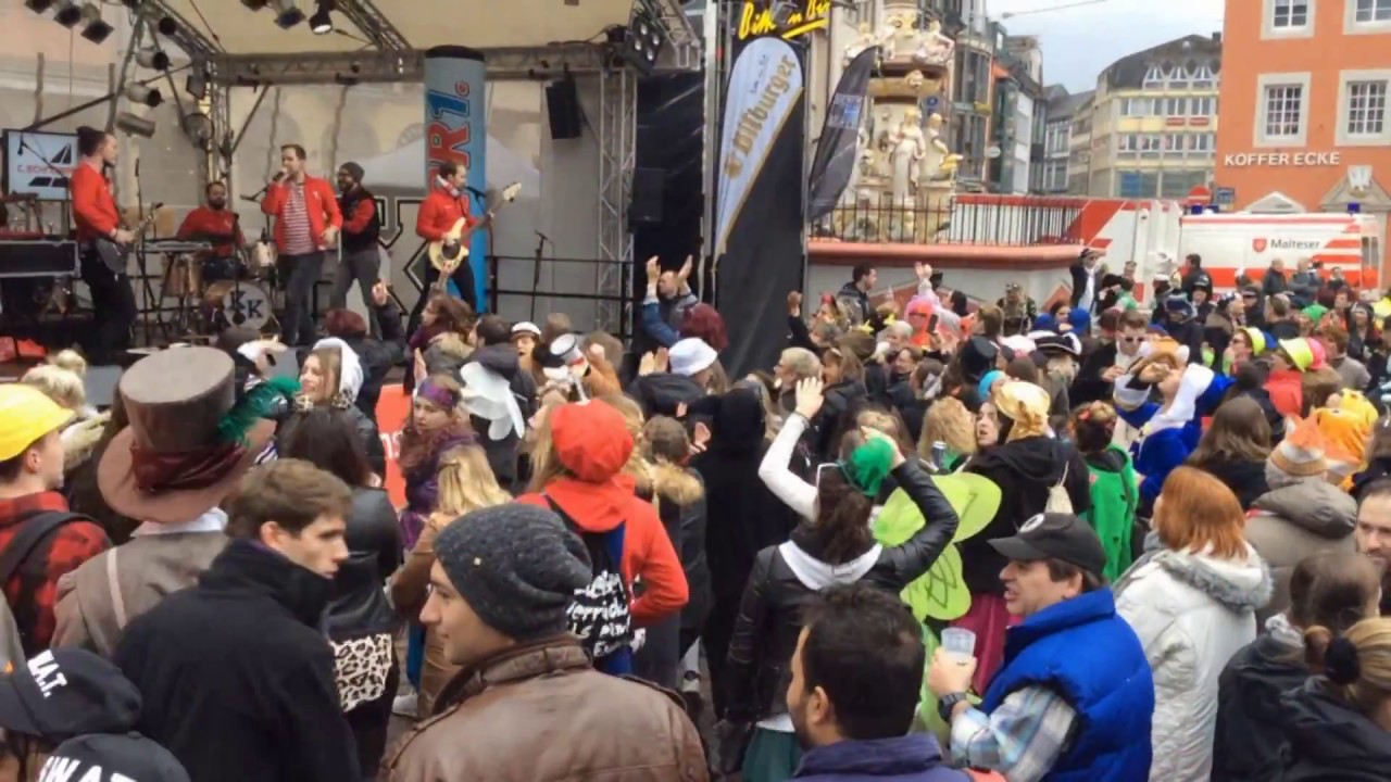 Weiberdonnerstag am Trierer Hauptmarkt mit Kamelle Kapelle