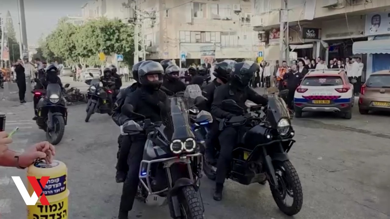 Israeli Police Rescue Two Female Soldiers From Angry Crowd In Jewish Ultra-Orthodox City | VERTEX